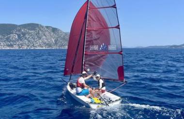 Slovenca z jadrnico tipa dinghy neprekinjeno jadrala več kot 100 ur