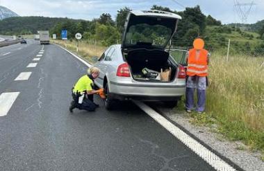Policistka zamenjala gumo: 