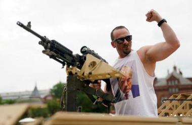 Trump praznuje, Američani pa se pripravljajo na vojaško parado in proteste #video