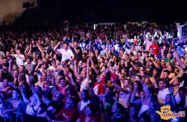 FOTO in VIDEO: Uspešnica »Gajba puna piva« odmevala v mestnem parku