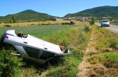 Vozilo obrnilo na streho, trije mladoletniki v bolnišnici