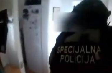 Hrvaški specialci vdrli v stanovanje osumljencev za umor #video
