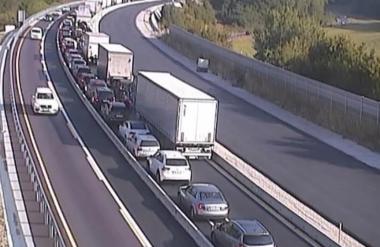 Vse stoji, zaprta avtocesta proti Ljubljani