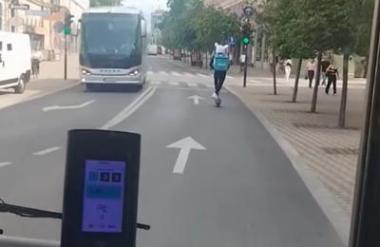 Woltov dostavljalec sredi Ljubljane uprizoril pravi šov. 