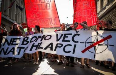 Na ljubljanskem shodu proti oboroževanju pozivi k izstopu Slovenije iz Nata #foto