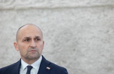 Voznik hrvaškega ministra povzročil nesrečo: zapeljal je čez rdečo