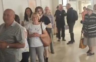 Pacienti pred ZD Kamnik čakali več ur: vrsta vse od zgornjega nadstropja do dvorišča