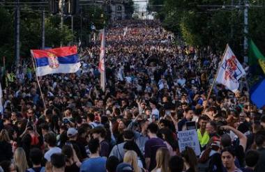 V Srbiji zaradi napada na nasprotnika zasedb fakultet pridržali 18 ljudi