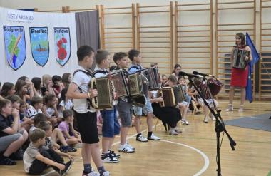 FOTO: V Stročji vasi obeležili konec šolskega leta in praznik krajevne skupnosti