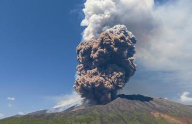Video: Etna bruha ogenj in pepel, turisti bežijo