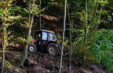 Traktor je začelo prevračati, 39-letnik na kraju umrl