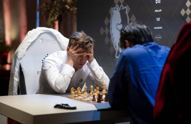 Carlsenu počil film: Z roko udaril po mizi, nasprotnik v šoku