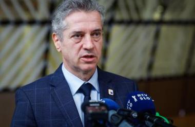 Golob pred vrhom Nata: Predlog o višanju izdatkov še ni dokončno oblikovan