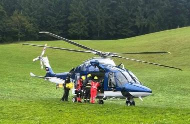 Huda prometna nesreča: 22-letnika so odpeljali s helikopterjem