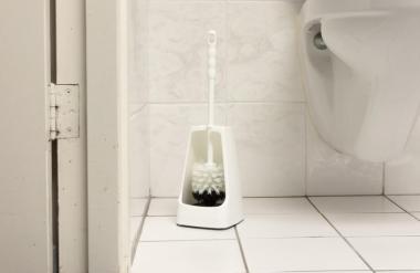 Očistite WC-ščetko, ne da bi se je dotaknili: preprečite okužbe sečil in prebavne motnje