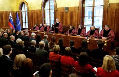 Ustavno sodišče razveljavilo del gradbenega zakona glede objektov daljšega obstoja