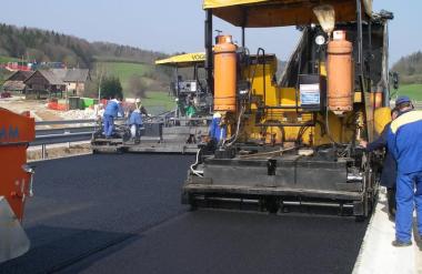 Tragedija na gradbišču dolenjske avtoceste: Delavca povozil bager, na mestu je umrl