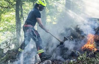 Kljub prizadevanju gasilcev se požar na Tolminskem širi: na pomoč air tractorji #foto
