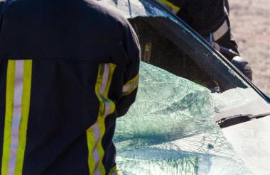 V grozovitem trčenju umrli mati in njena 7-letna hči