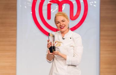 Miša Koplova potem, ko je v roke dobila MasterChef pokal: 