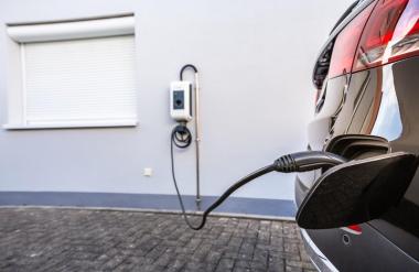 Počasno, neučinkovito, nevarno - pogosta napaka pri polnjenju električnega avtomobila. Jo delate tudi vi?