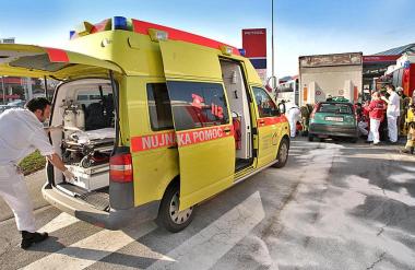 Huda nesreča pri Celju: Voznica trčila v reševalno vozilo, 6 poškodovanih