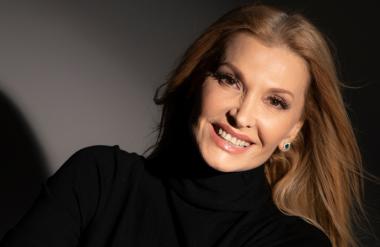 Helena Blagne takole povsem brez ličil obirala jabolka in obračala številne glave