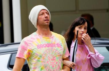 Znano, zakaj sta se Chris Martin in Dakota Johnson razšla