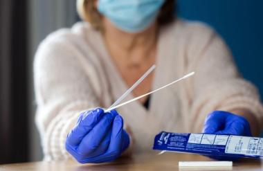 Domači testi za HIV, covid-19 in raka – kako delujejo in kaj o njih pravijo strokovnjaki