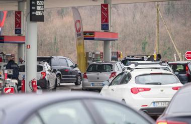 Vlada razveselila Slovence: Gorivo ob avtocestah ne bo več luksuz