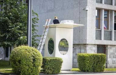 Stražarji državnega zbora ne bodo več mokri. Hiške popravljajo.