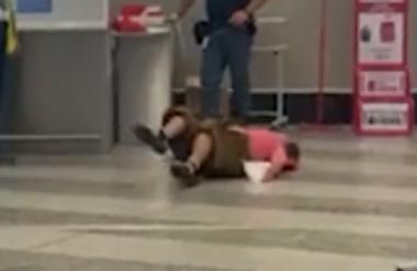 Neverjetni prizori iz Milana: Jezna potnica takole razgrajala na letališču