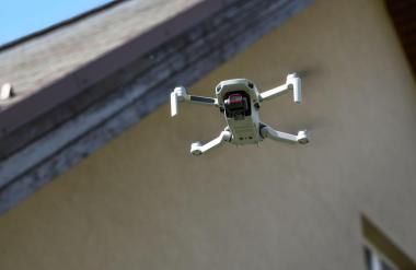 Dron jo v domačem bazenu snema vsak dan, tako lahko ukrepa
