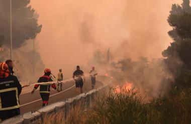 Gasilci s pomočjo kanaderjev omejili požar pri Omišu