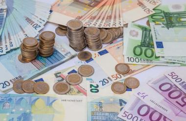 Številni kopičijo gotovino kot še nikoli prej: »Pod vzmetnico« se skriva skoraj 400 milijard evrov