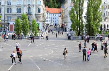 V prestolnici odjeknili streli: Očividci v šoku, ljudje so bežali