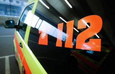 69-letna voznica čelno v reševalno vozilo, poškodovanih več oseb
