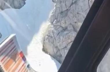 Policija delila videoposnetek reševanja planinca na Mojstrovki #video