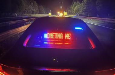 Po avtocesti vozil v nasprotno smer in povzročil prometno nesrečo