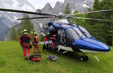 Gorski reševalci ob dveh zdrsih posredovali tudi s helikopterjem