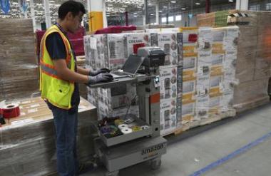 Amazon obvestil zaposlene, da jih bo počasi nadomestila umetna inteligenca