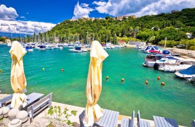 Priljubljen hrvaški otok: med sončenjem je nanjo z drevesa padla kača