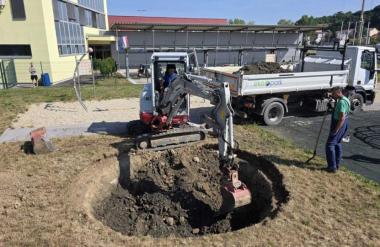 FOTO: Občina pripravlja tri nove vgradne trampoline za najmlajše