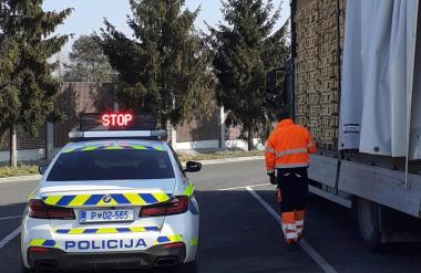Maribor: V tovornjaku našli mrtvega človeka