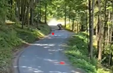 Grozljiv prizor na rallyju Železniki, po saltah z vozilom v gozd
