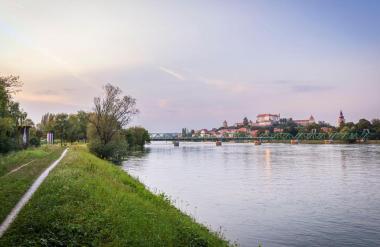 V Dravi našli truplo, policija tava v temi, prosi za pomoč