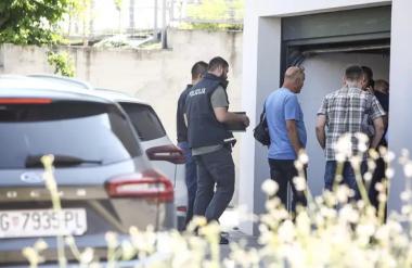 V tej garaži se je zgodil dvojni umor, žrtvi stari 29 in 38 let
