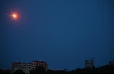 Noč groze: Zadeli porodnišnico, ulice so v plamenih