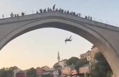 Turist skočil s Starega mosta, Mostarčani so ga pretepli