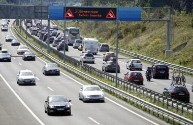 Praznik telovo povzroča gost promet, že nastajajo večji zastoji